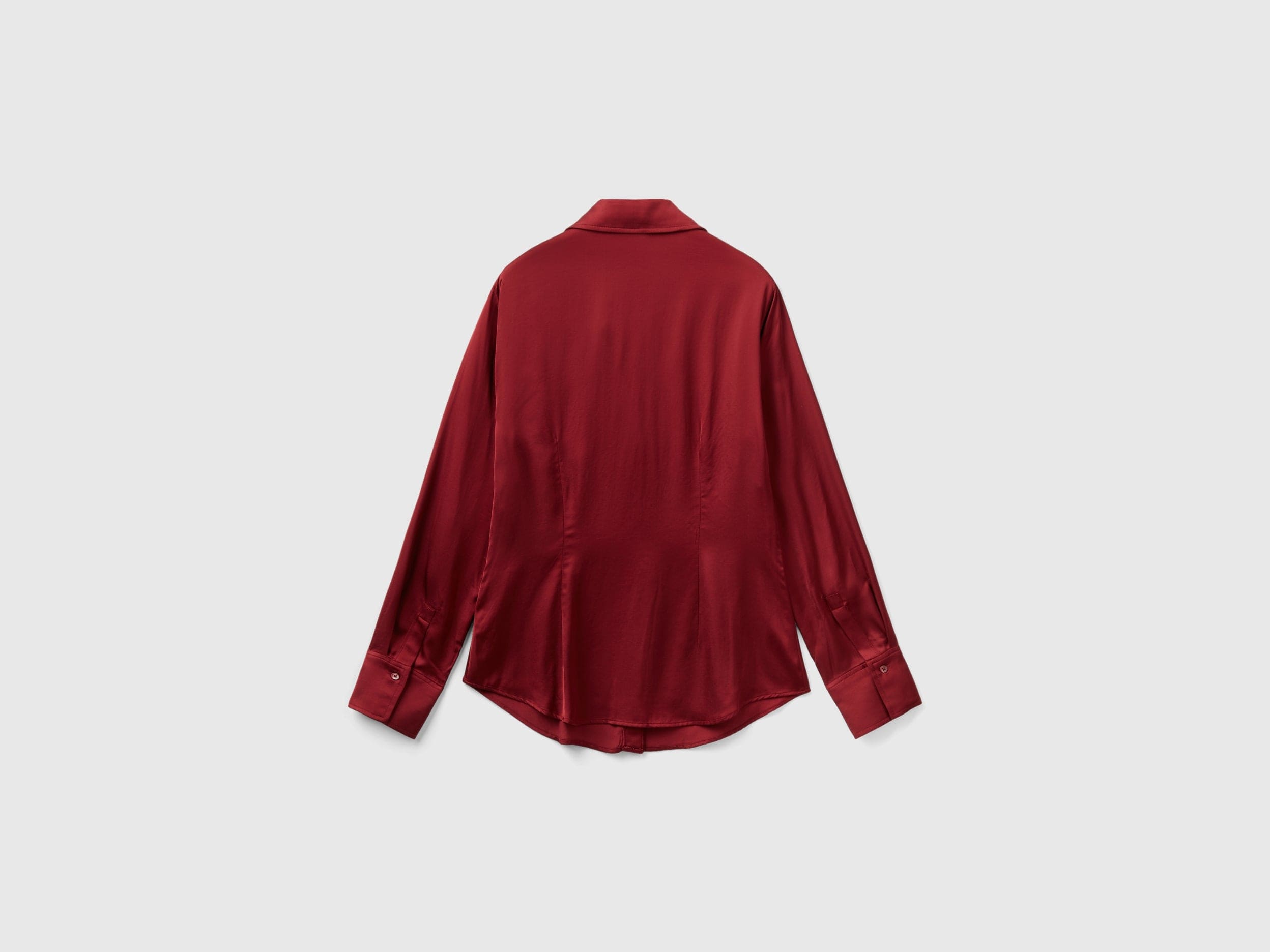 يونايتد كولورز اوف بينيتون قميص ساتان نسائي بقصة ضيقة