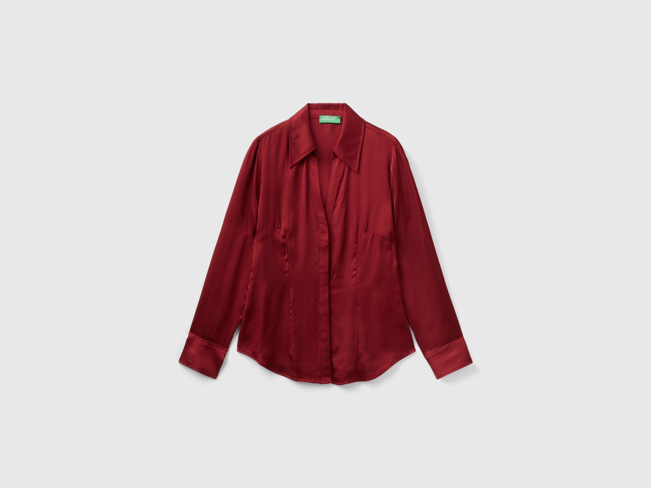 يونايتد كولورز اوف بينيتون قميص ساتان نسائي بقصة ضيقة