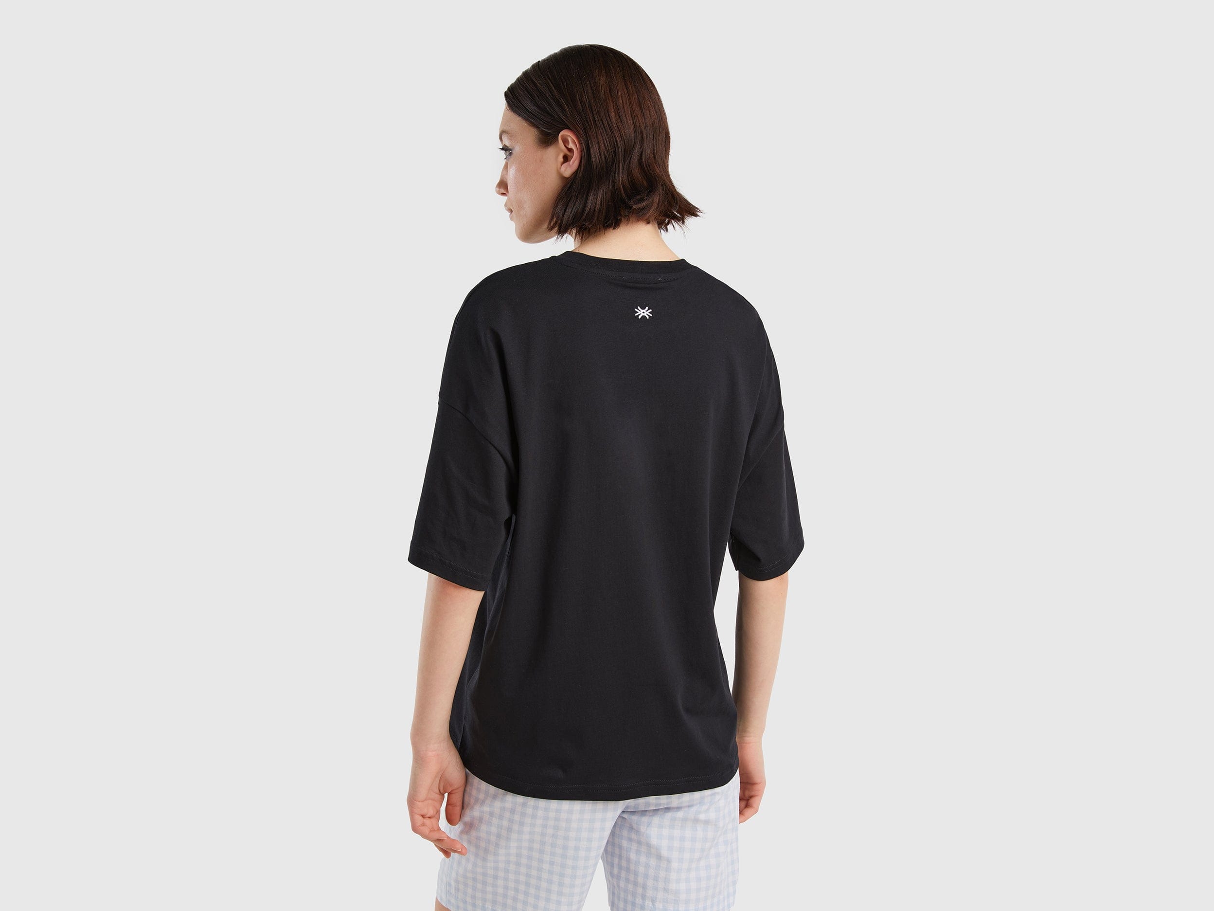 يونايتد كولورز اوف بينيتون تي شيرت نسائي أوفر سايز "BE".