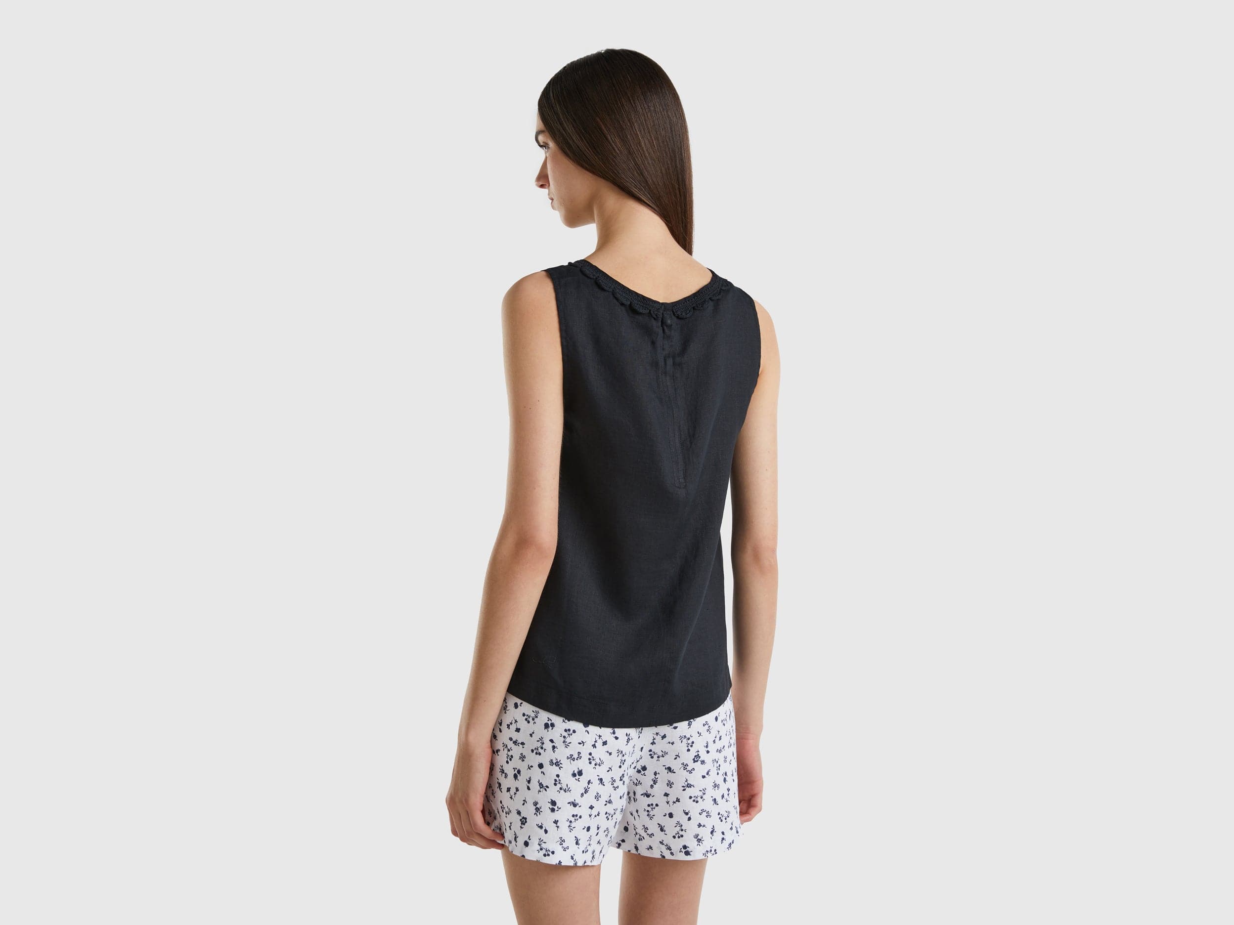 يونايتد كولورز اوف بينيتون بلوزة من الكتان الخالص مع تفاصيل الكروشيه نسائي