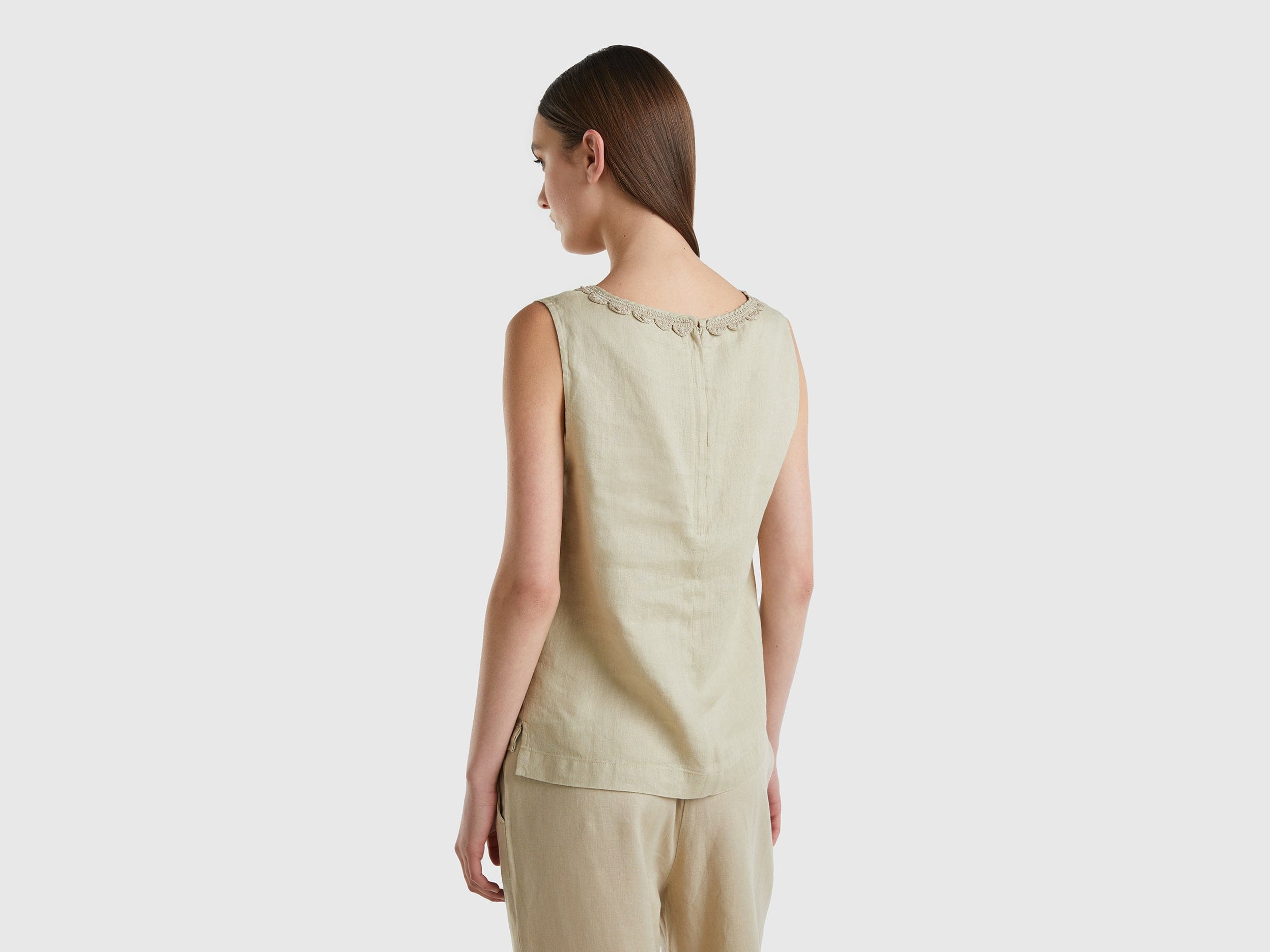 يونايتد كولورز اوف بينيتون بلوزة من الكتان الخالص مع تفاصيل الكروشيه نسائي