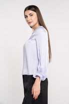 نتشي بلوزة سادة كم طويل بأساور على شكل وردة