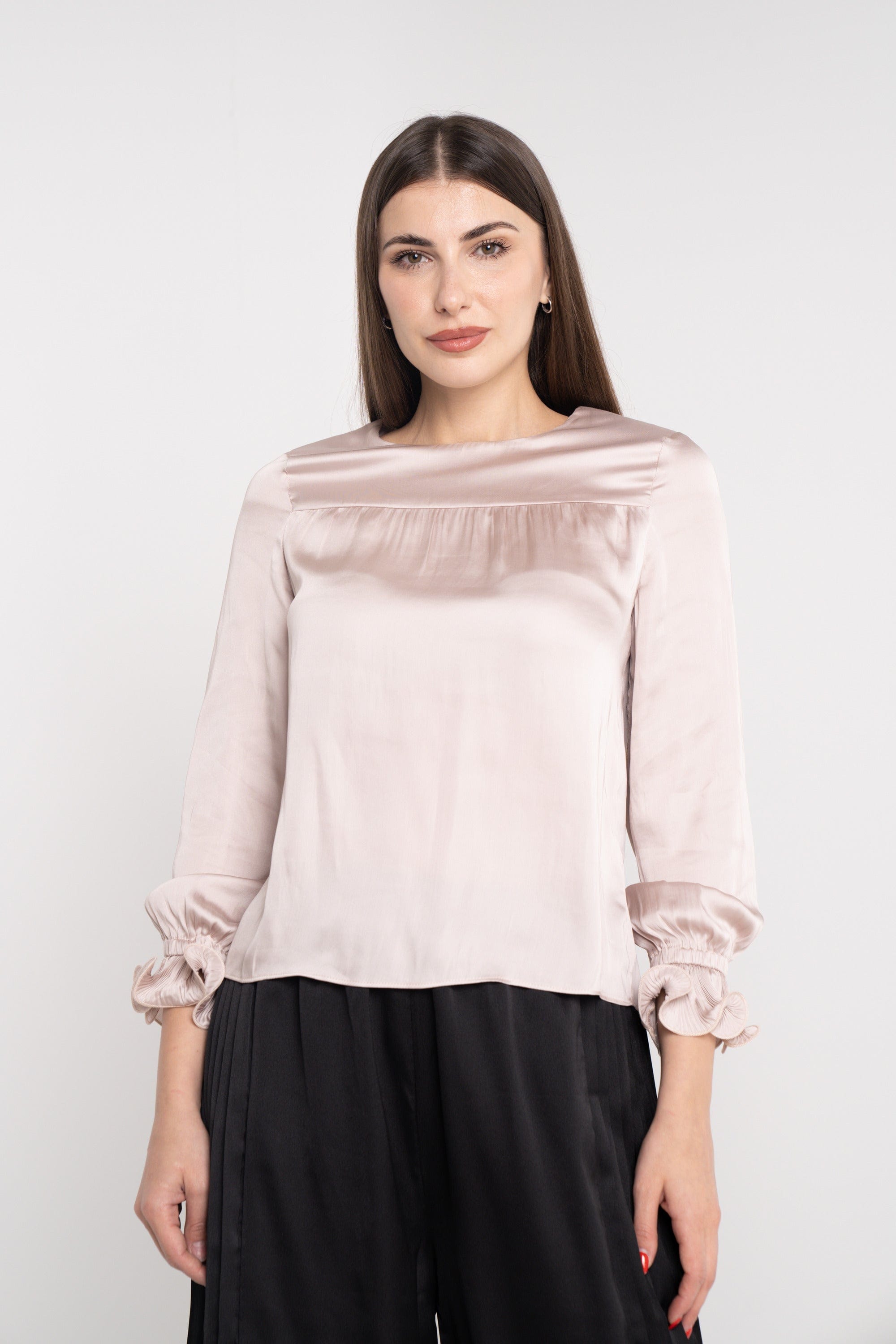 نتشي بلوزة سادة كم طويل بأساور على شكل وردة