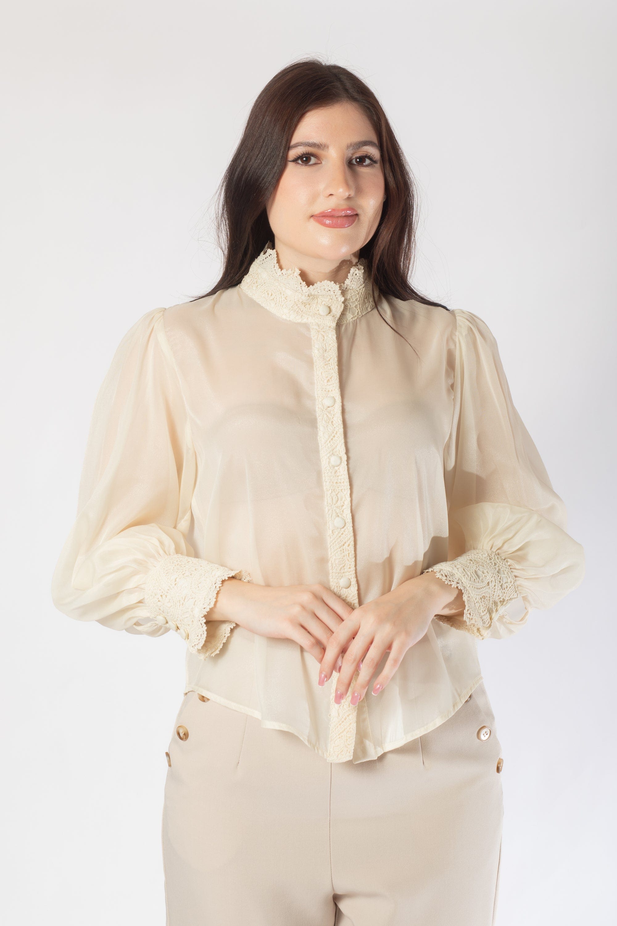 بلوزة مزينة بدانتيل بأزرار أمامية كم طويل نسائي