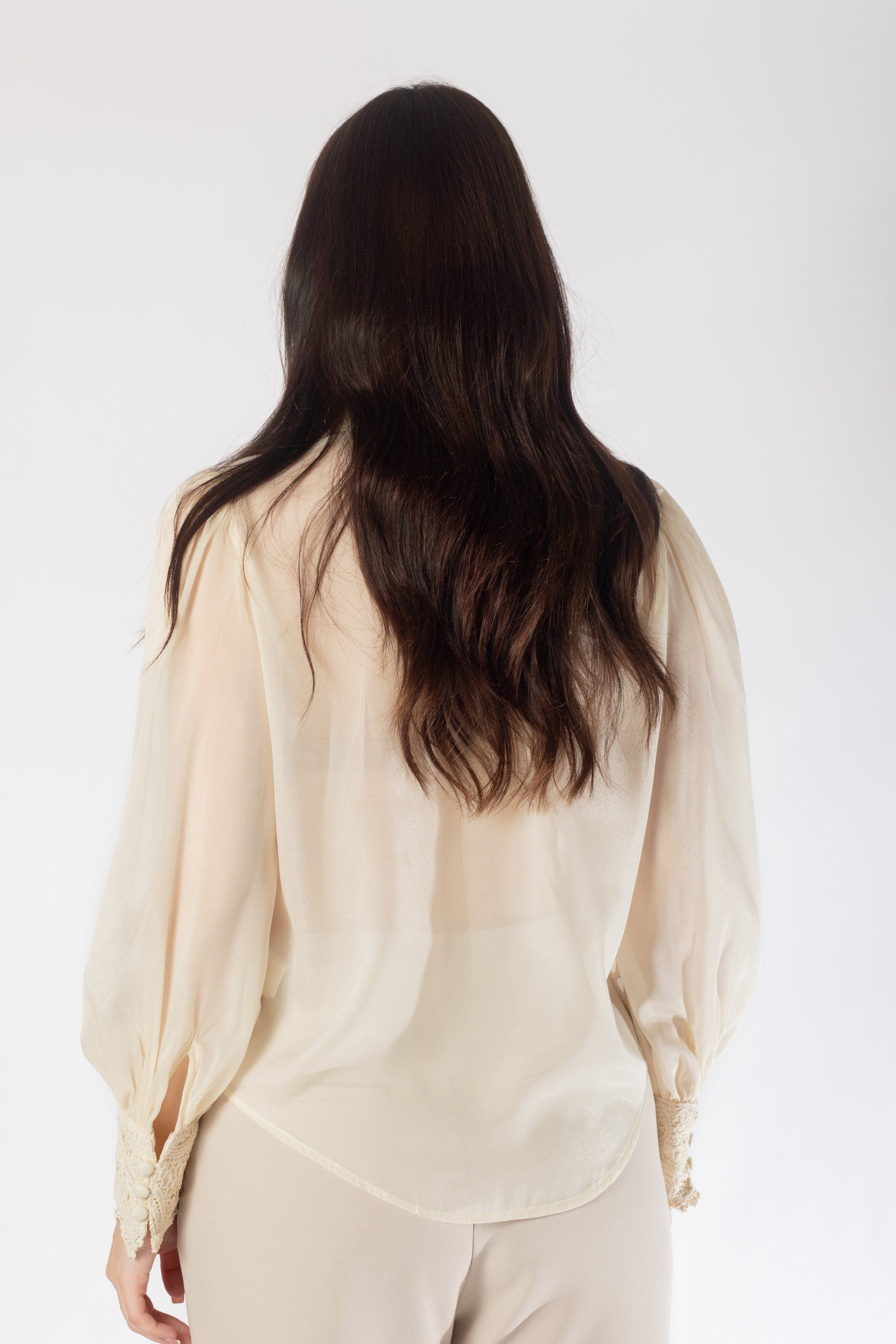 بلوزة مزينة بدانتيل بأزرار أمامية كم طويل نسائي