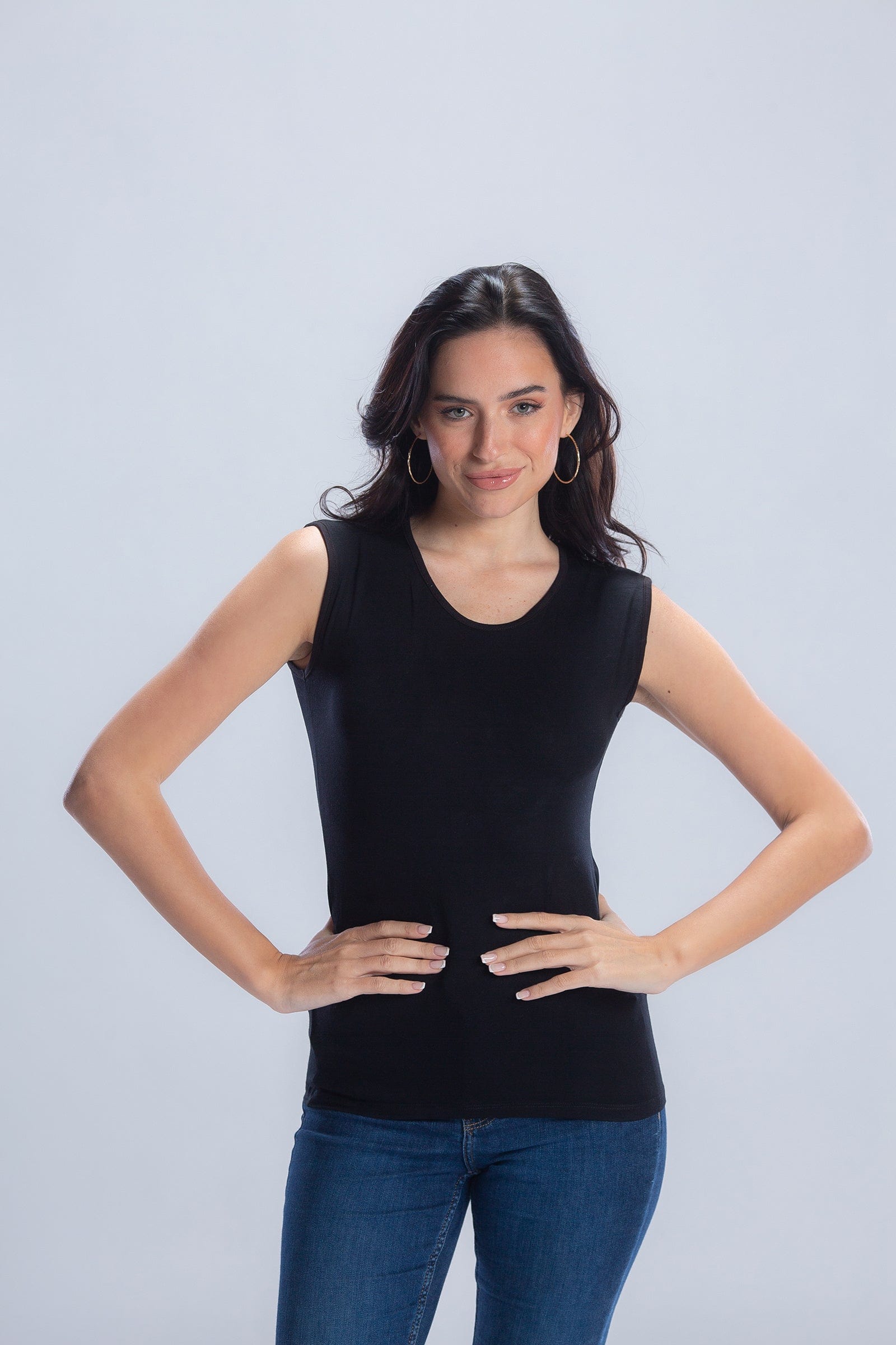 كارينا بلوزة كت بدون أكمام بياقة دائرية سادة