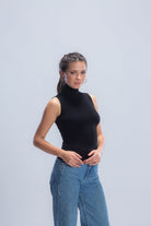 كارينا بلوزة بدون أكمام بياقة عالية