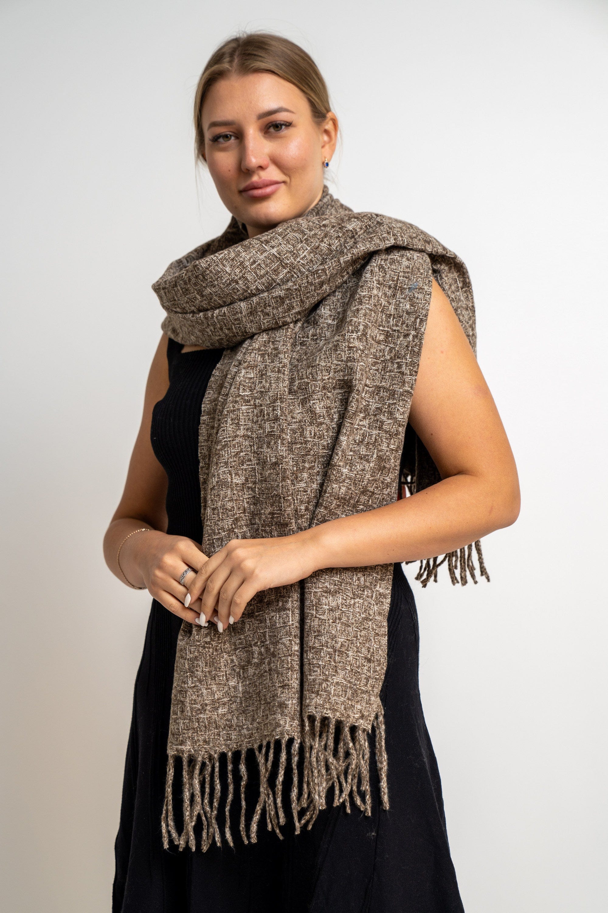 نتشي وشاح منسوج سادة