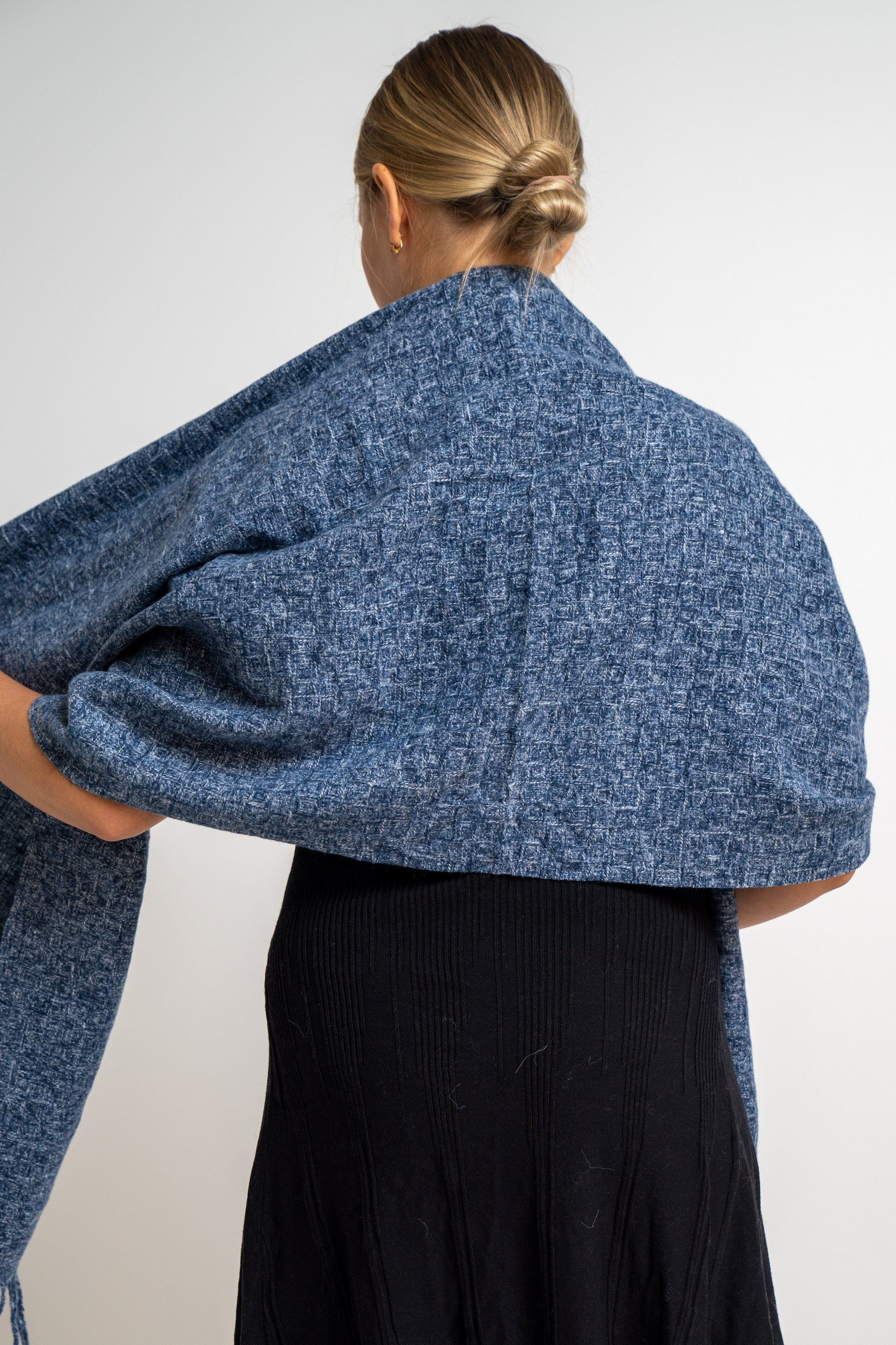 نتشي وشاح منسوج سادة