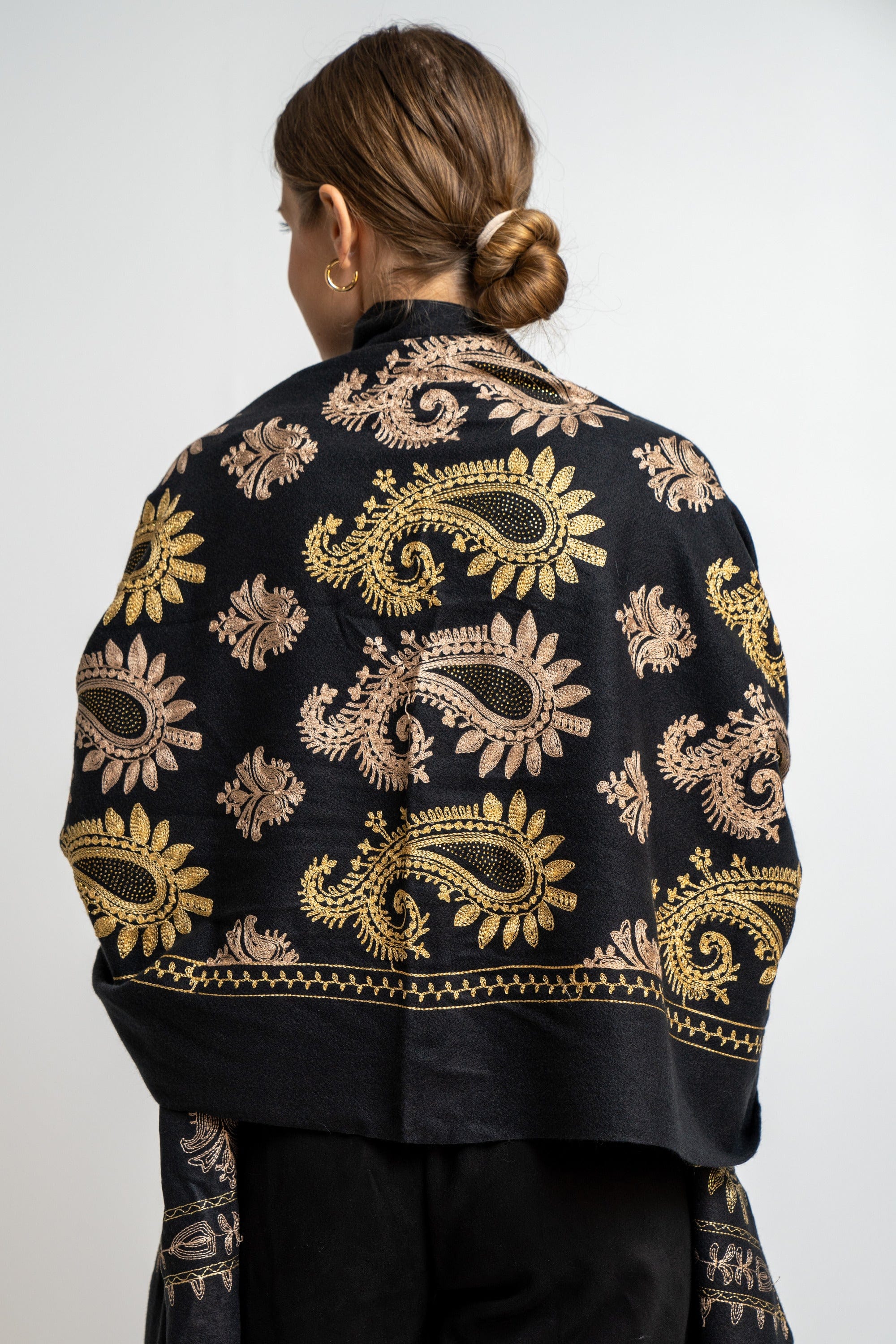 نتشي وشاح مطرز نسائي