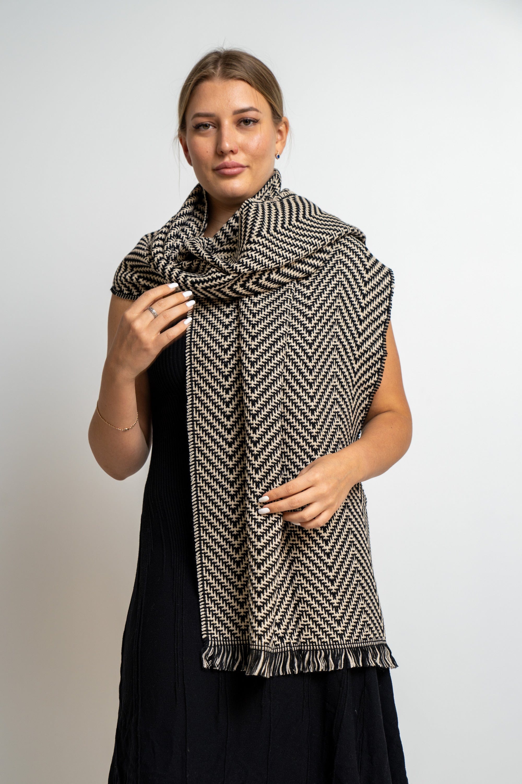 نتشي وشاح تريكو بألوان متداخلة نسائي