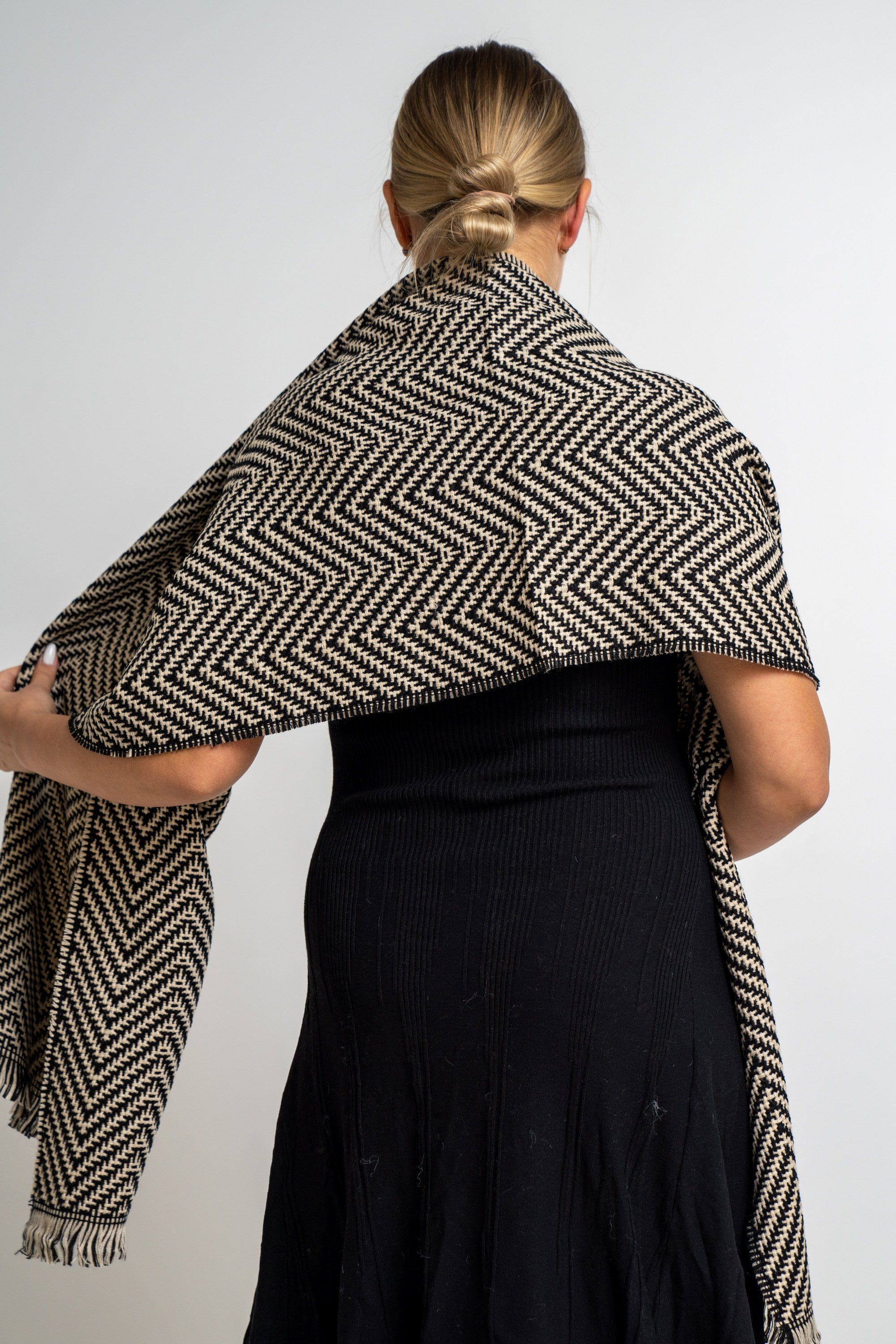 نتشي وشاح تريكو بألوان متداخلة نسائي