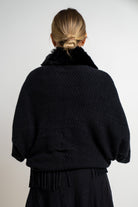 ميكا شال نسائي سادة مزين بفرو وأكمام