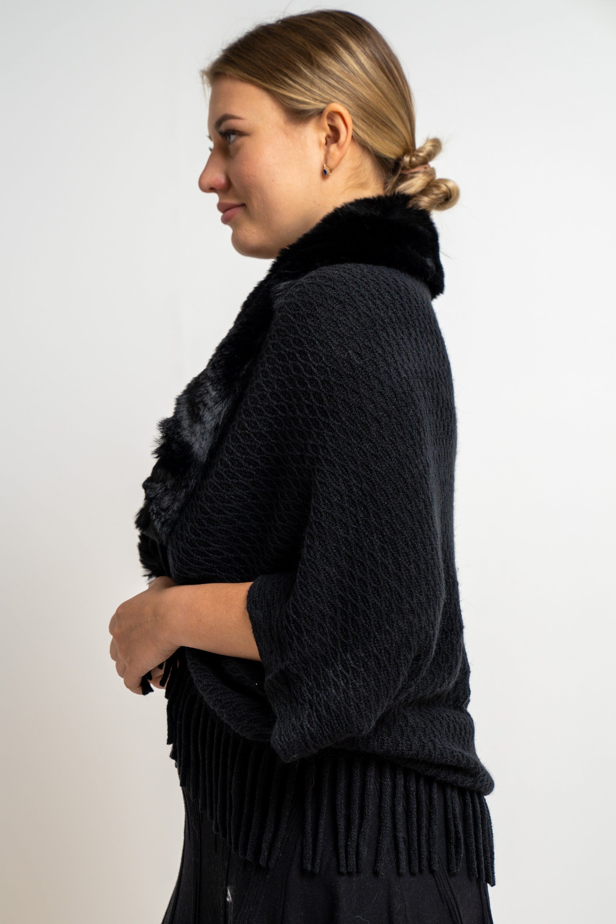 ميكا شال نسائي سادة مزين بفرو وأكمام