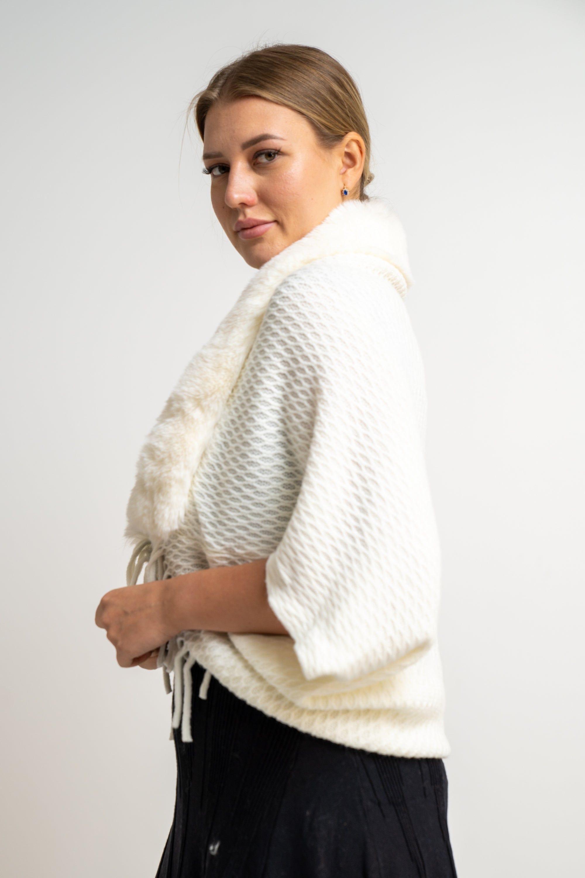 ميكا شال نسائي سادة مزين بفرو وأكمام