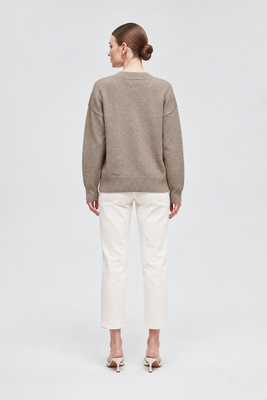 IYE815W264CDY tan long-sleeve V-neck knit sweater on Nina, back