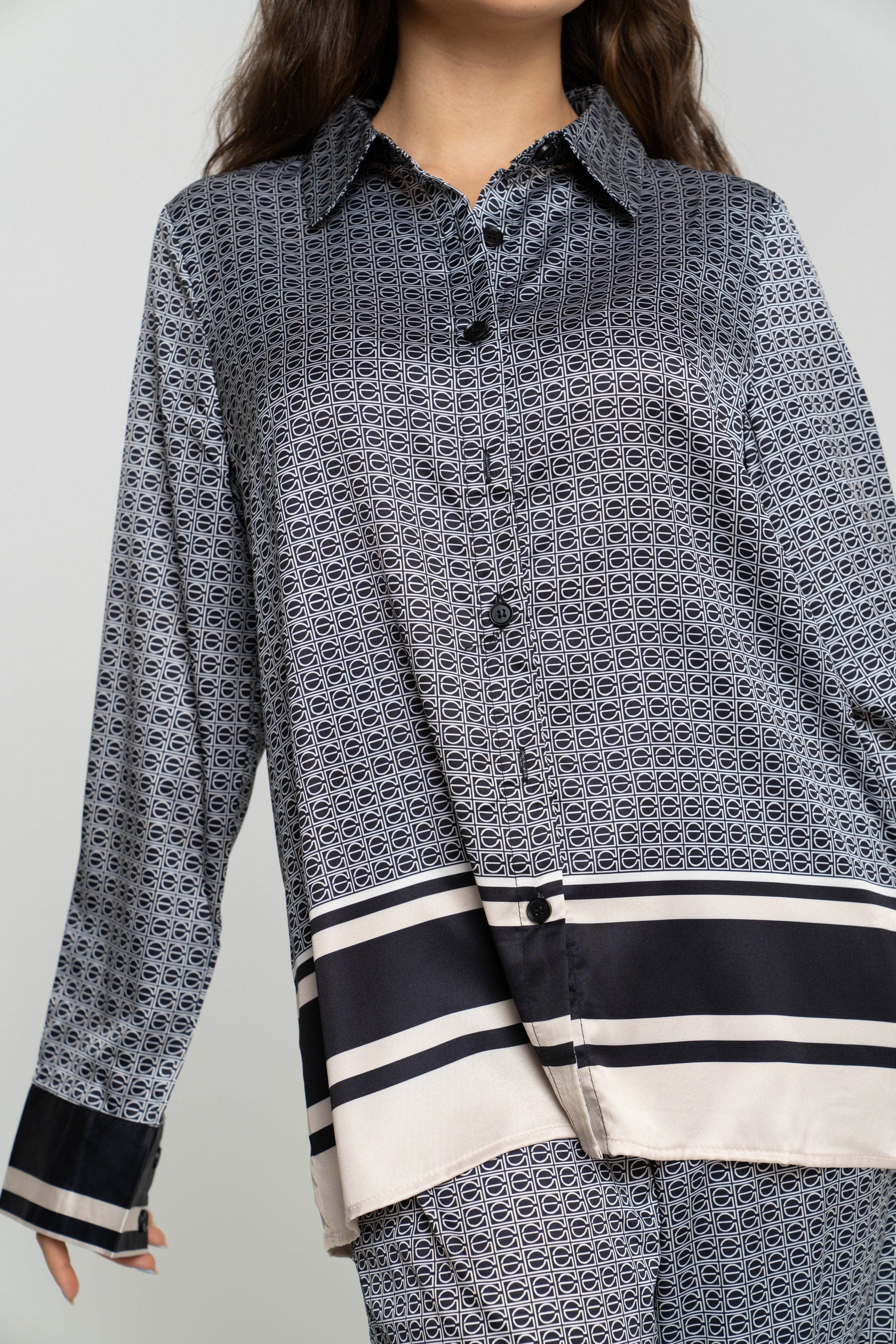 نتشي قميص منقوشة بأزرار أمامية كم طويل بياقة