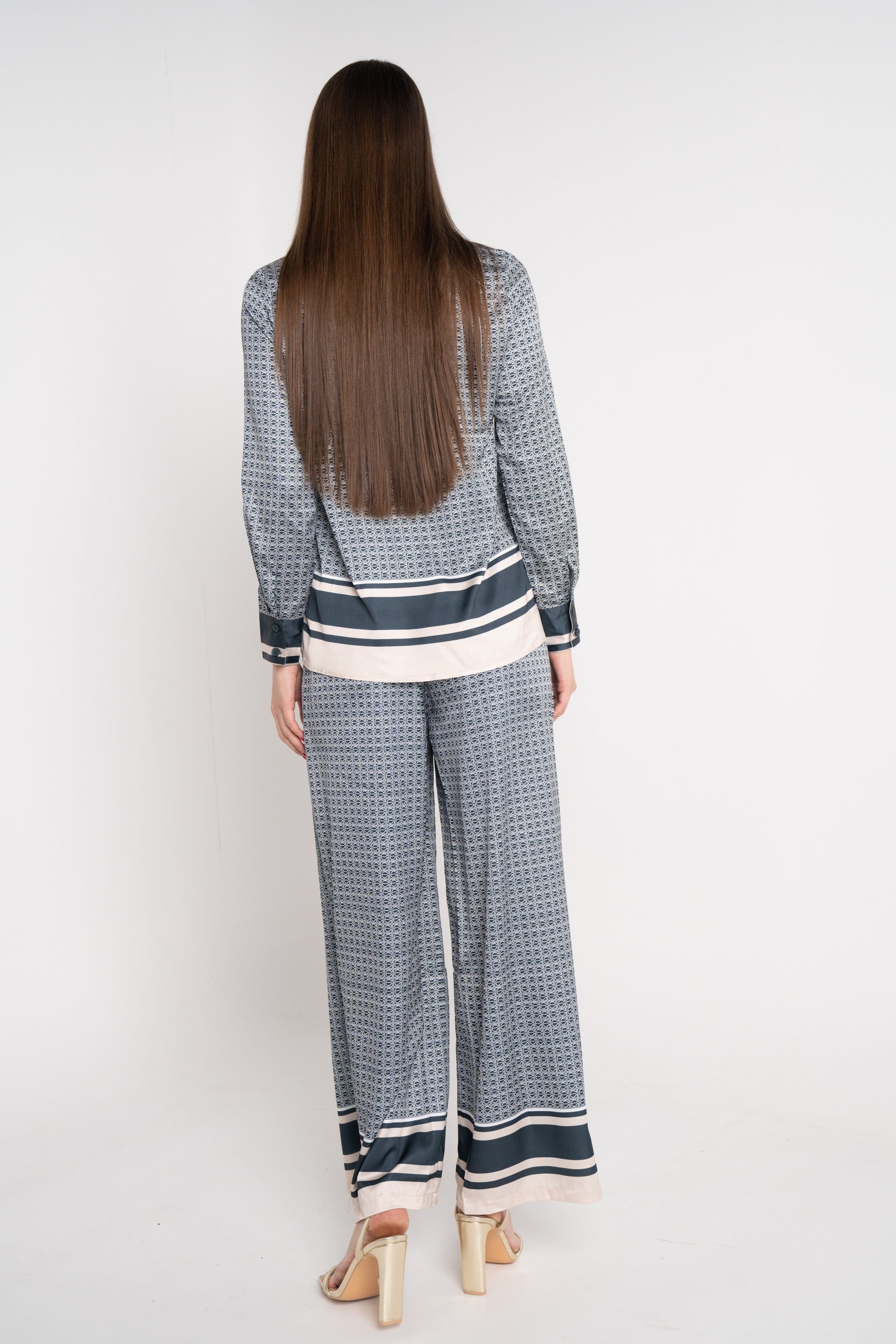 نتشي قميص منقوشة بأزرار أمامية كم طويل بياقة