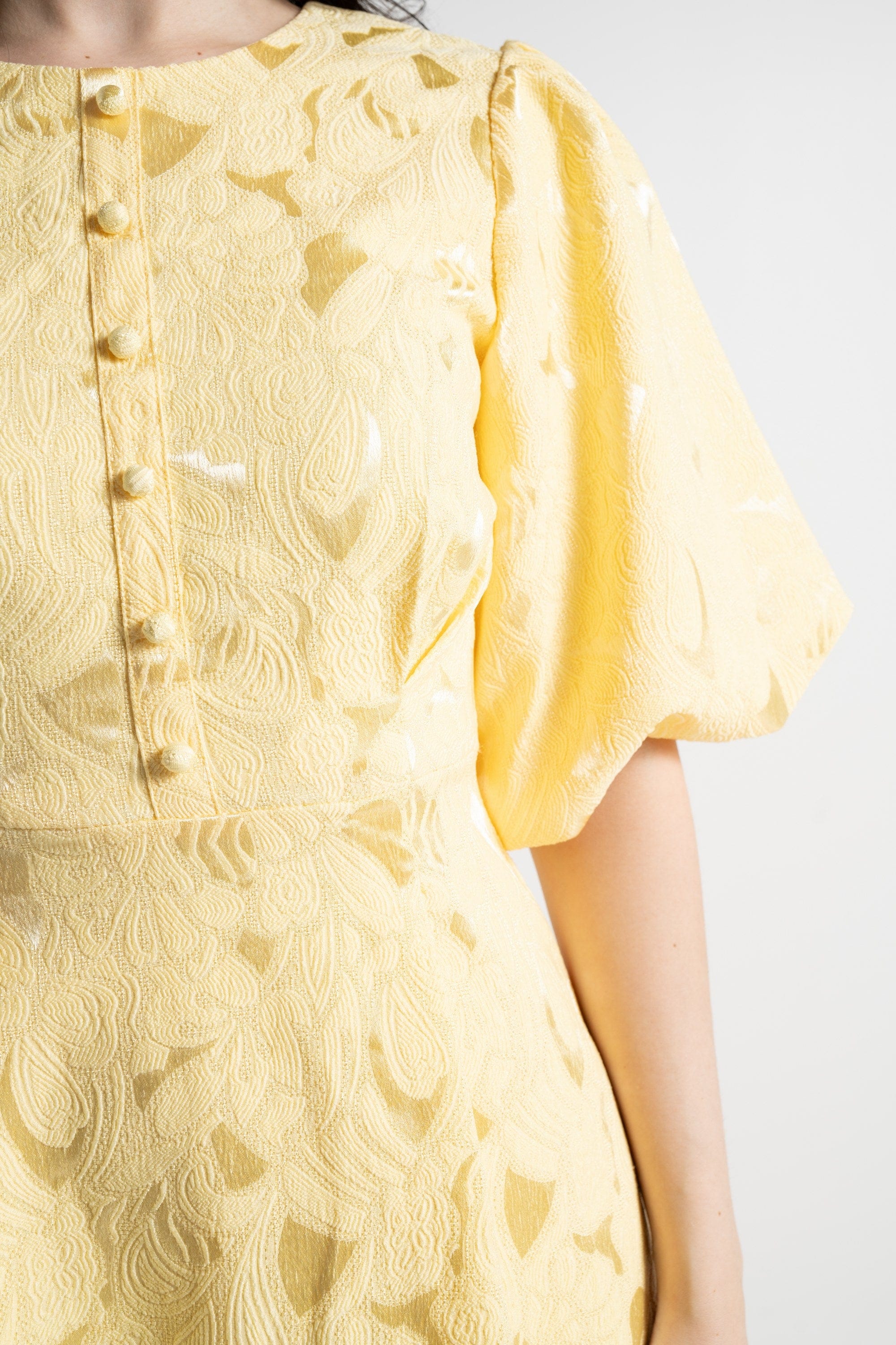 نتشي فستان ميدي كلاسيكي منقوش كم منفوش قصير