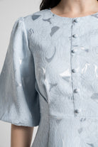 نتشي فستان ميدي كلاسيكي منقوش كم منفوش قصير