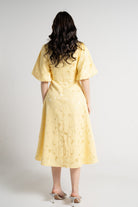 نتشي فستان ميدي كلاسيكي منقوش كم منفوش قصير