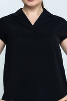 نتشي بلوزة سادة بفتحة V كم قصير