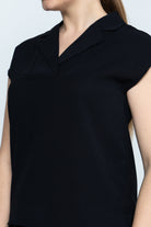 نتشي بلوزة سادة بفتحة V كم قصير