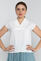 نتشي بلوزة سادة بفتحة V كم قصير