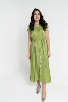 نتشي فستان ميدي بأكمام قصيرة بأزرار أمامية