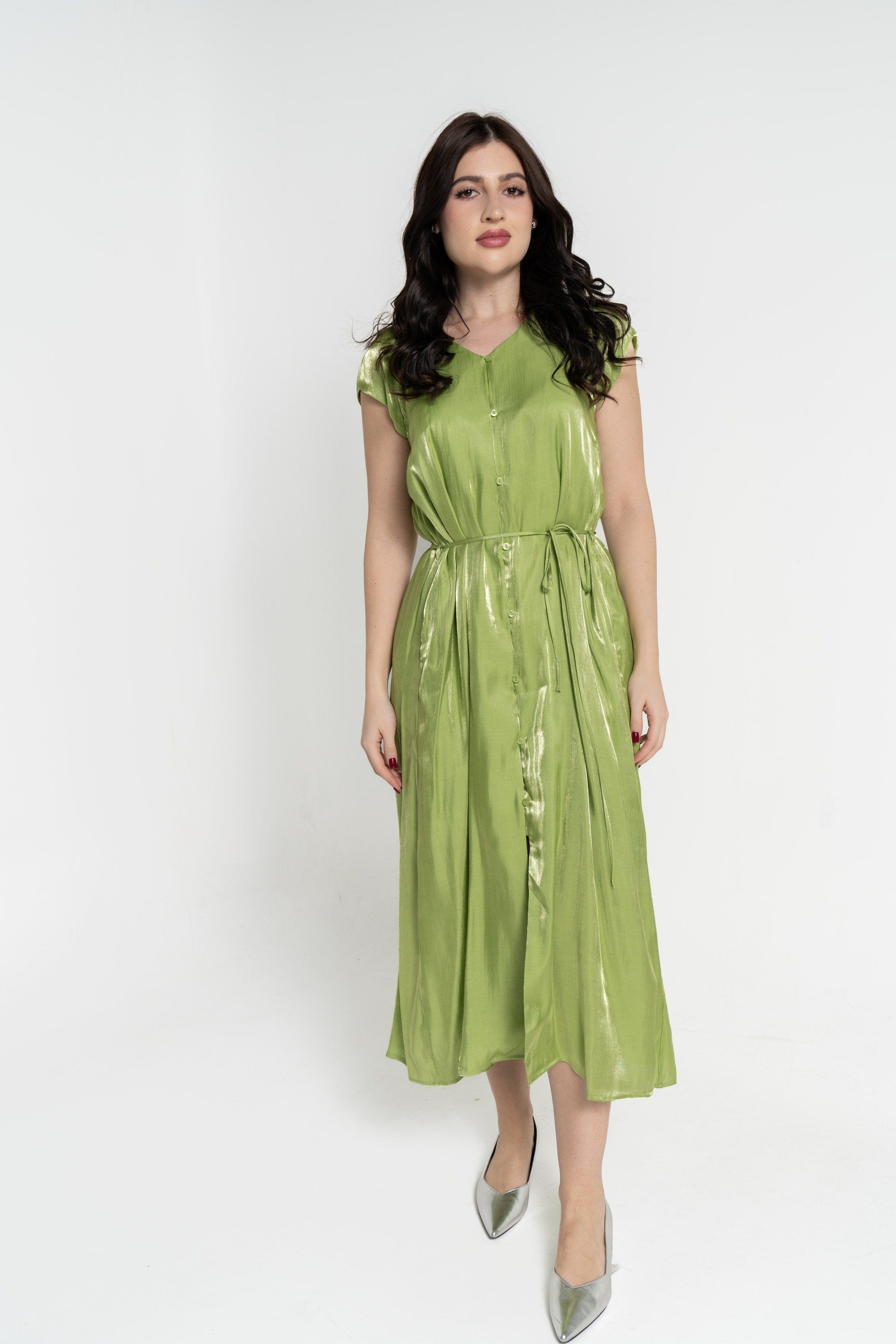 نتشي فستان ميدي بأكمام قصيرة بأزرار أمامية