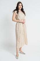 نتشي فستان ميدي بأكمام قصيرة بأزرار أمامية