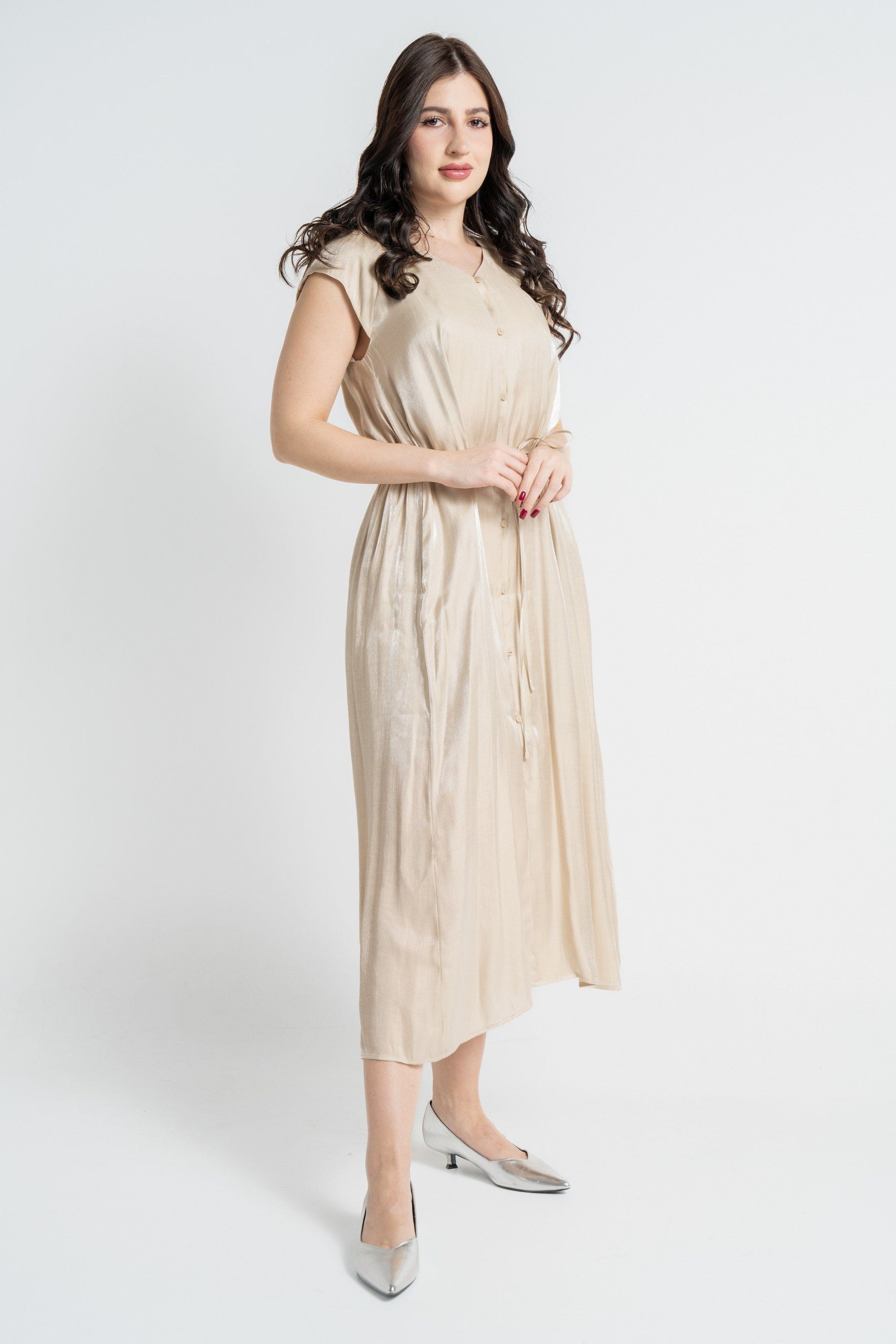 نتشي فستان ميدي بأكمام قصيرة بأزرار أمامية