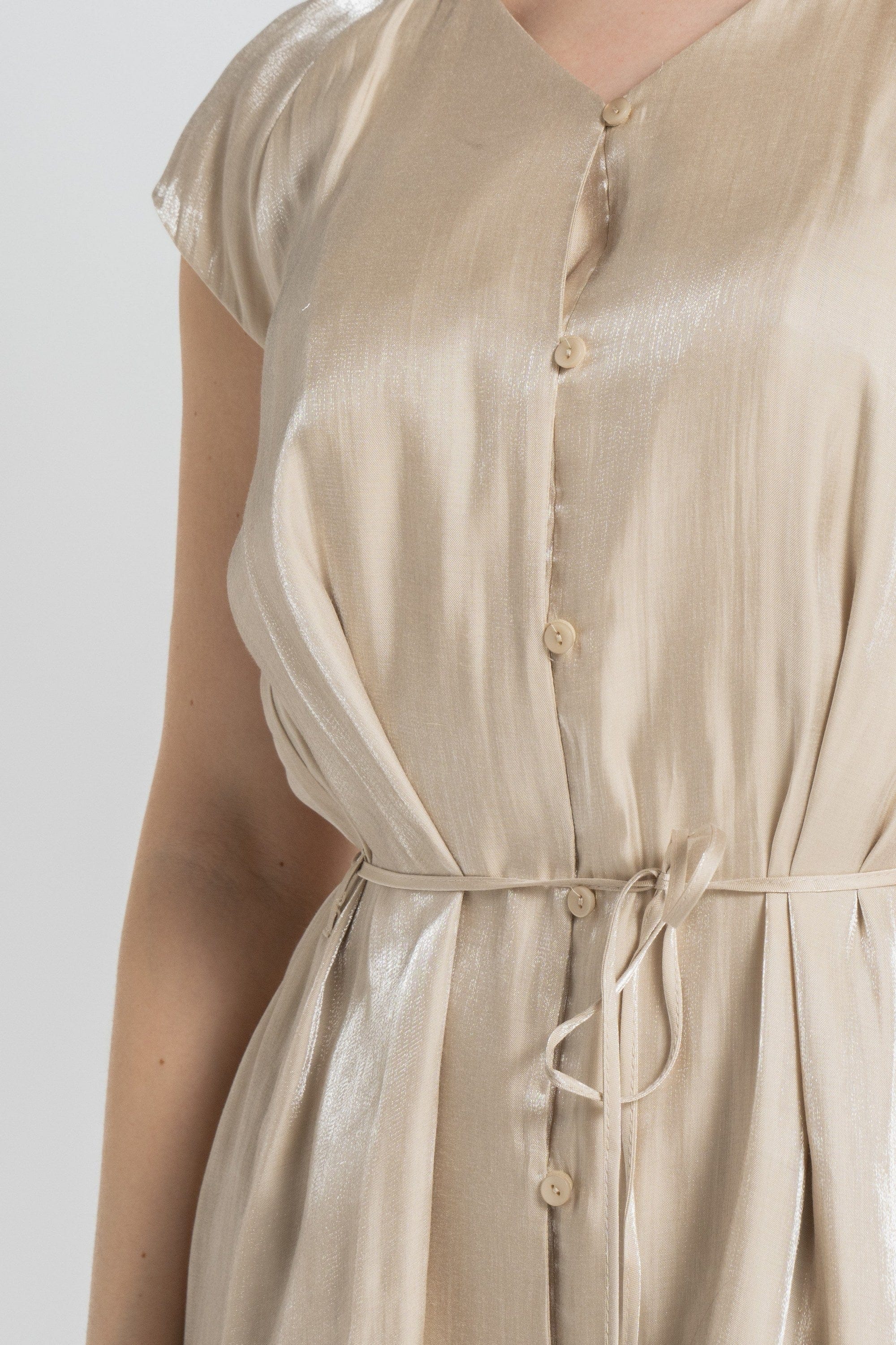 نتشي فستان ميدي بأكمام قصيرة بأزرار أمامية