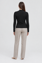 MA0763W264CDY black back - model Daria S