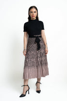 ميكا فستان ميدي منقوش بنص كم برباط على الخصر