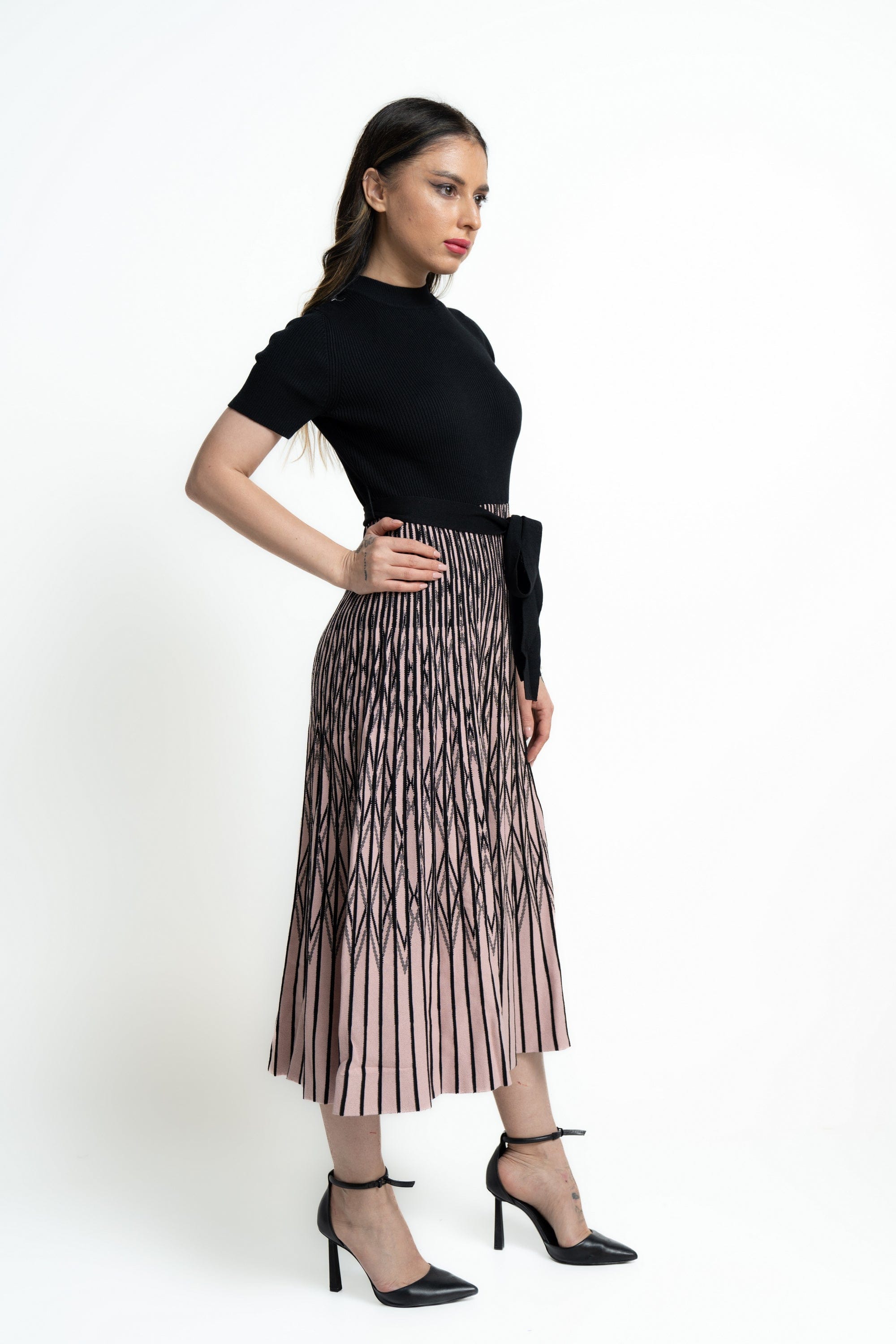 ميكا فستان ميدي منقوش بنص كم برباط على الخصر