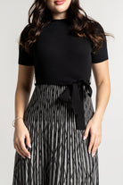 ميكا فستان ميدي منقوش بنص كم برباط على الخصر