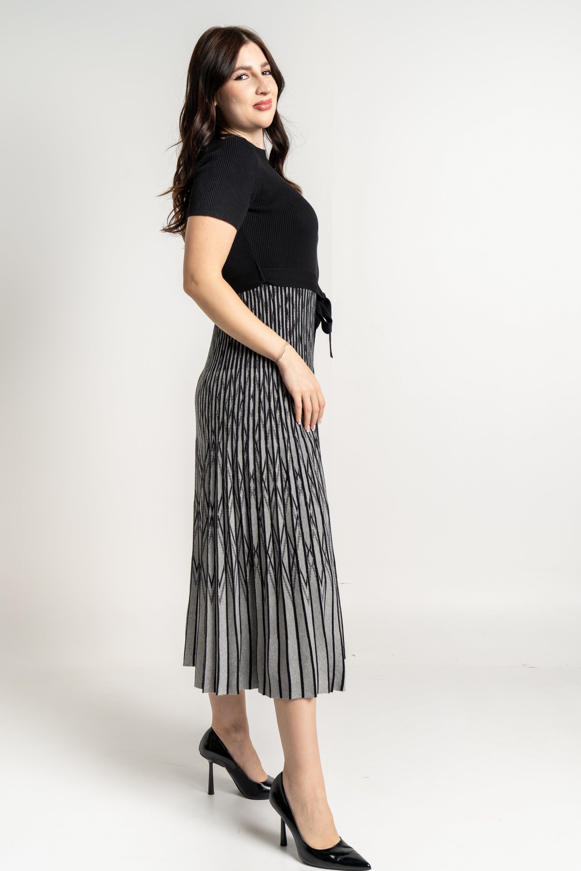 ميكا فستان ميدي منقوش بنص كم برباط على الخصر