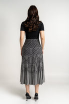 ميكا فستان ميدي منقوش بنص كم برباط على الخصر