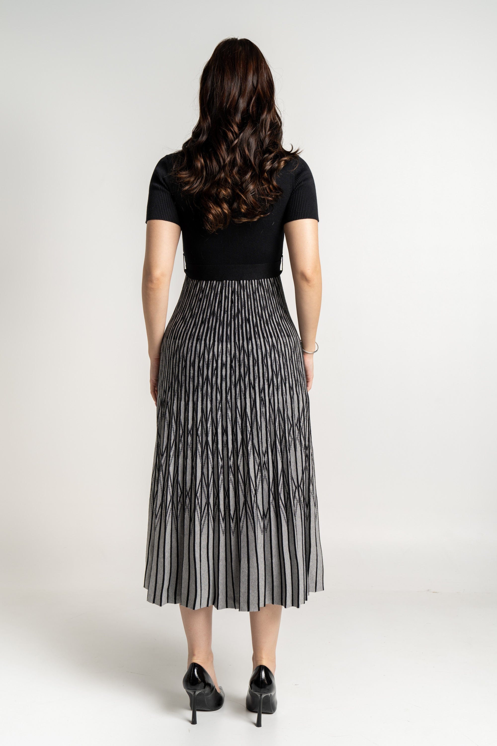 ميكا فستان ميدي منقوش بنص كم برباط على الخصر