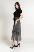 ميكا فستان ميدي منقوش بنص كم برباط على الخصر