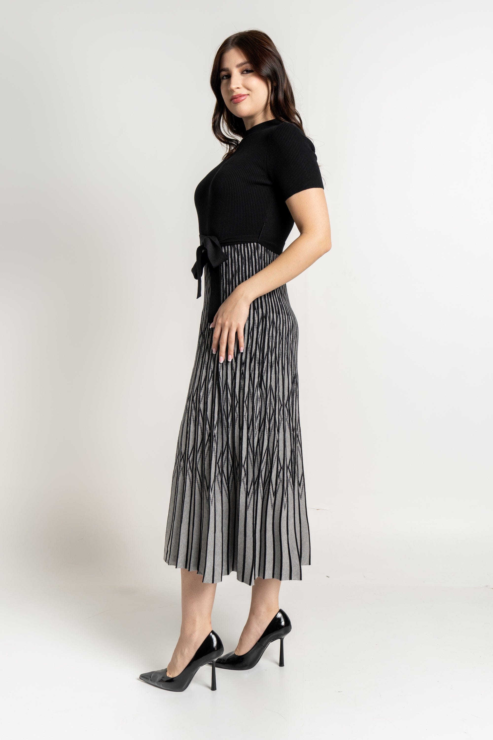 ميكا فستان ميدي منقوش بنص كم برباط على الخصر