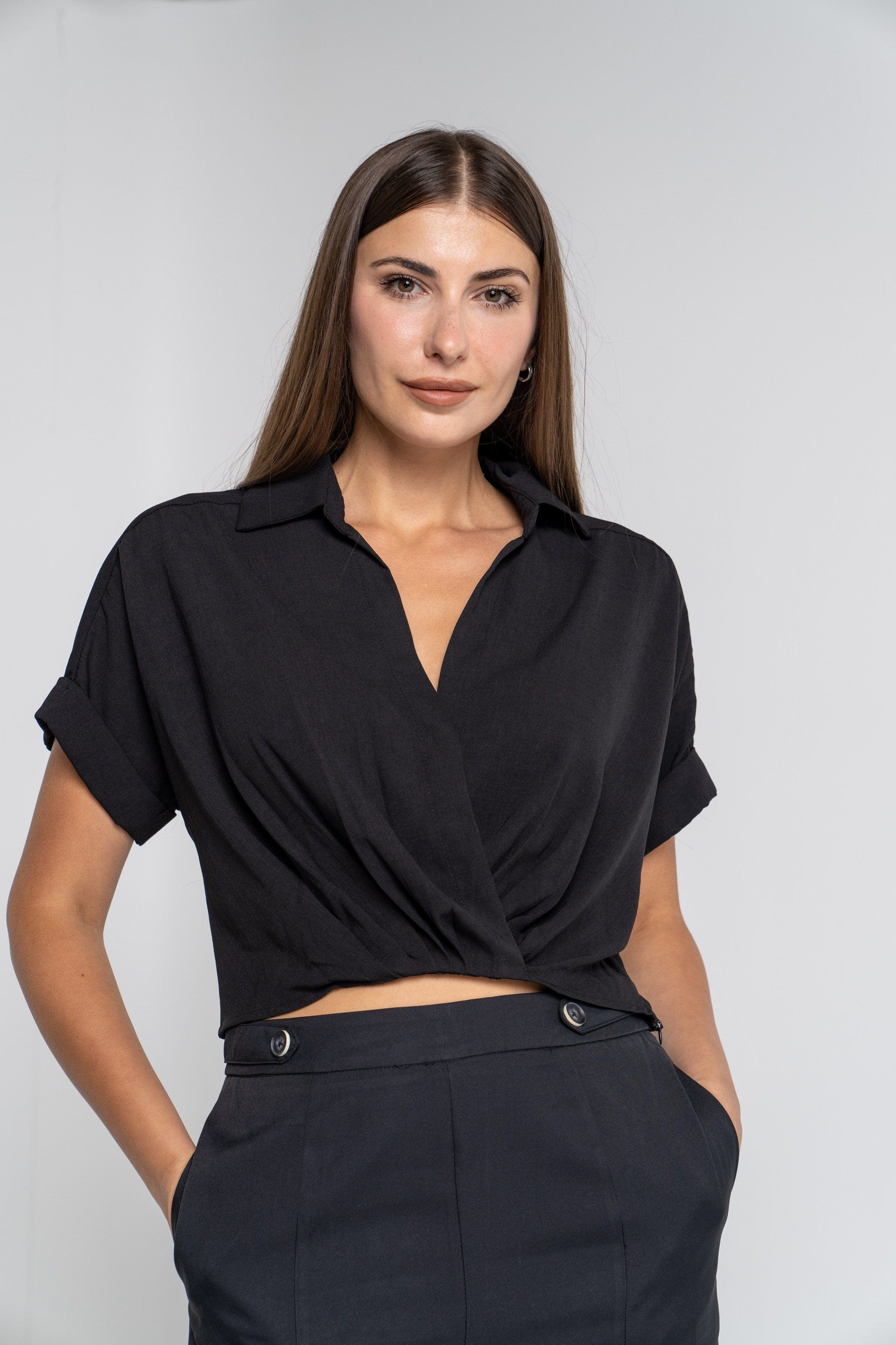 ميكا بلوزة سادة سوداء متداخلة قصيرة