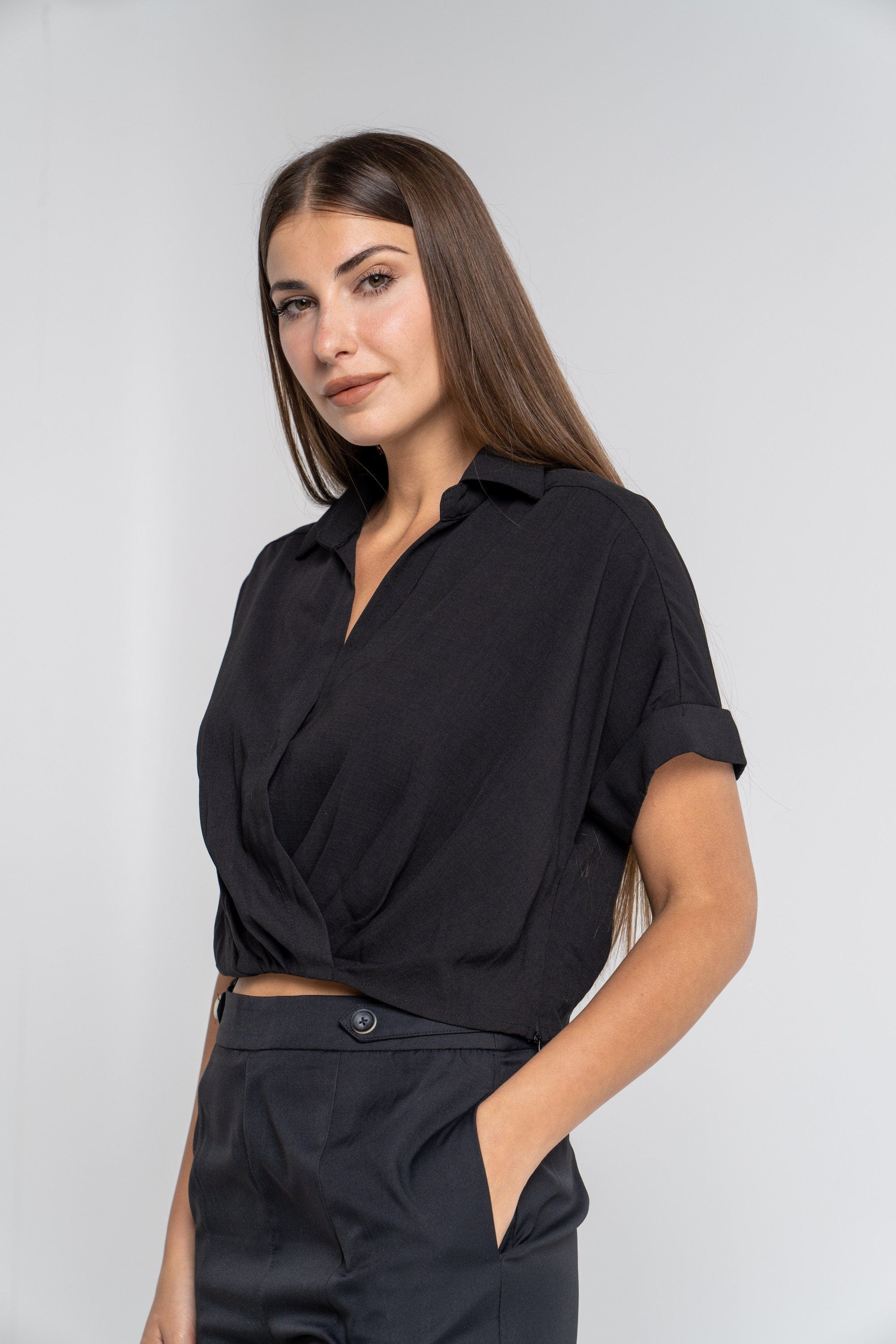 ميكا بلوزة سادة سوداء متداخلة قصيرة