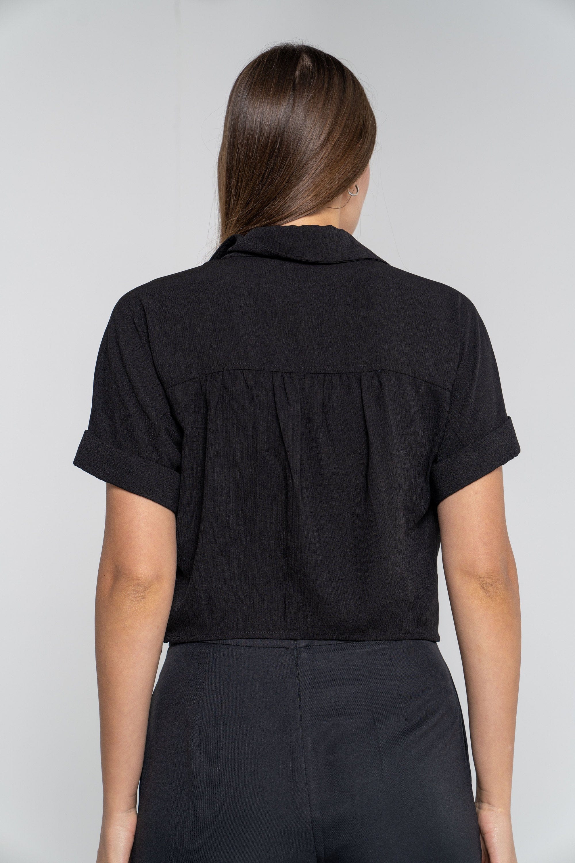 ميكا بلوزة سادة سوداء متداخلة قصيرة