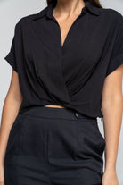 ميكا بلوزة سادة سوداء متداخلة قصيرة