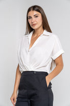 ميكا بلوزة سادة سوداء متداخلة قصيرة