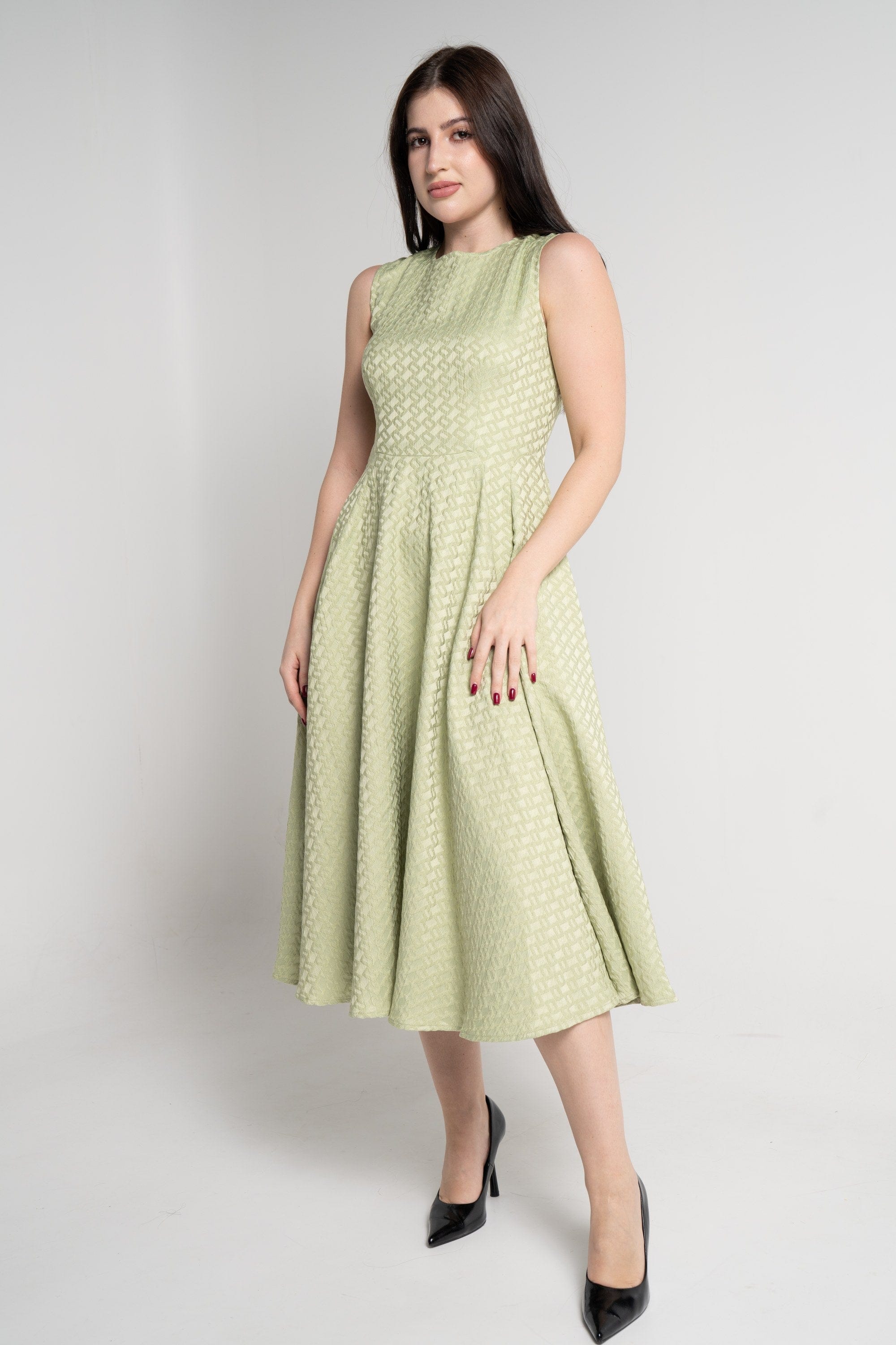 ميكا فستان ميدي بدون أكمام مطرز أخضر فاتح