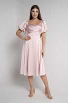 ميكا فستان ميدي لامع بأكمام قصيرة منفوخة وردي فاتح