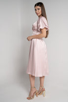 ميكا فستان ميدي لامع بأكمام قصيرة منفوخة وردي فاتح